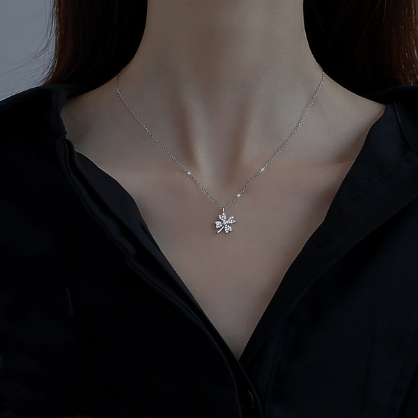 Γυναικείο κολιέ με τριφύλλι και διακοσμητικές πέτρες