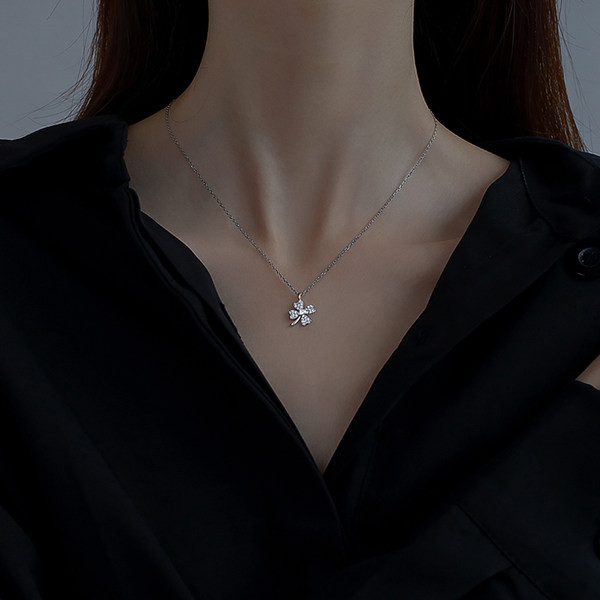 Γυναικείο κολιέ με τριφύλλι και διακοσμητικές πέτρες