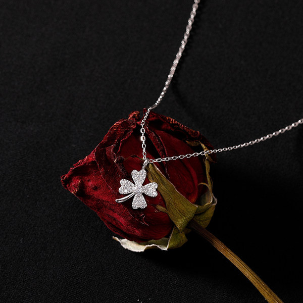 Γυναικείο κολιέ με τριφύλλι και διακοσμητικές πέτρες