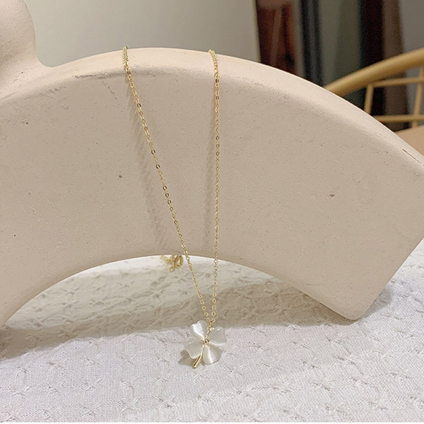 Naiste ripatsiga kaelakee - ristik