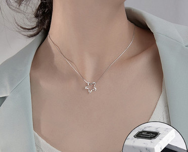 Γυναικείο ντελικάτο κολιέ με διακόσμηση με αστέρια