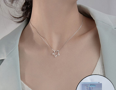 Γυναικείο ντελικάτο κολιέ με διακόσμηση με αστέρια