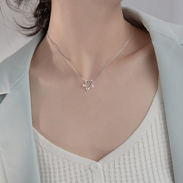 Γυναικείο ντελικάτο κολιέ με διακόσμηση με αστέρια