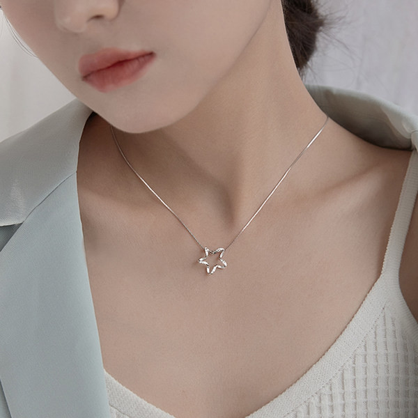 Γυναικείο ντελικάτο κολιέ με διακόσμηση με αστέρια