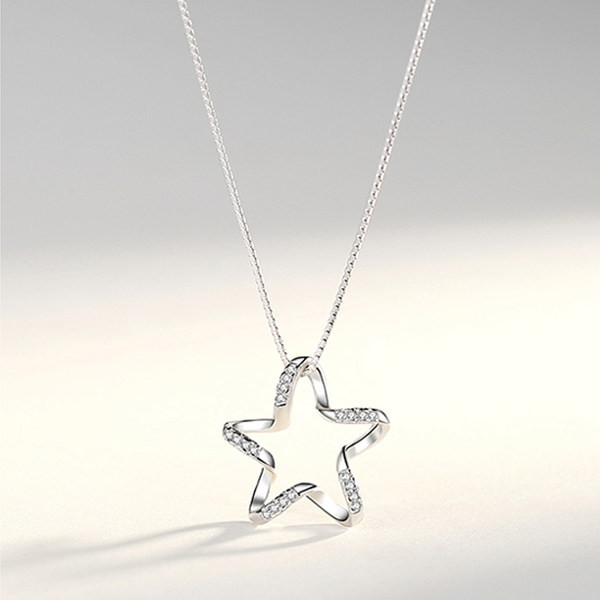 Γυναικείο ντελικάτο κολιέ με διακόσμηση με αστέρια