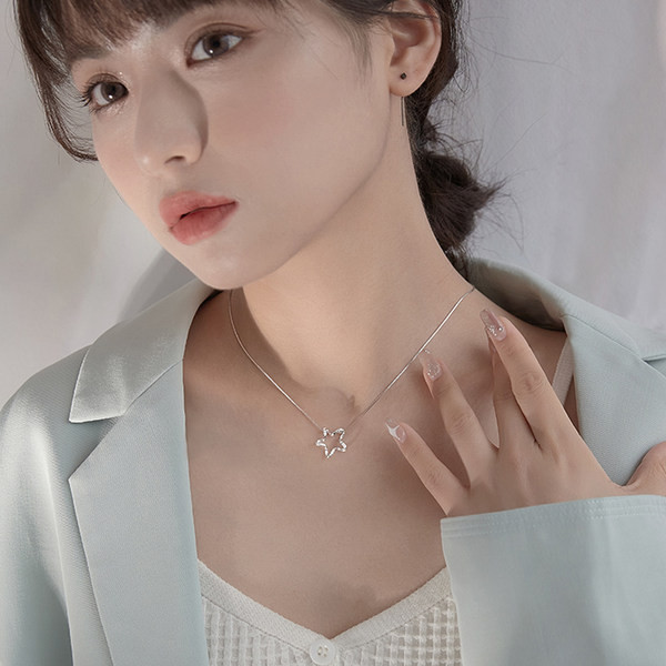 Γυναικείο ντελικάτο κολιέ με διακόσμηση με αστέρια