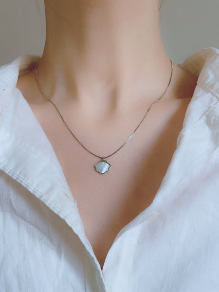 Λεπτό κολιέ με μενταγιόν σε ασημί χρώμα