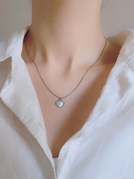 Λεπτό κολιέ με μενταγιόν σε ασημί χρώμα