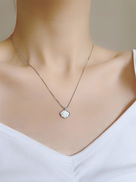 Λεπτό κολιέ με μενταγιόν σε ασημί χρώμα