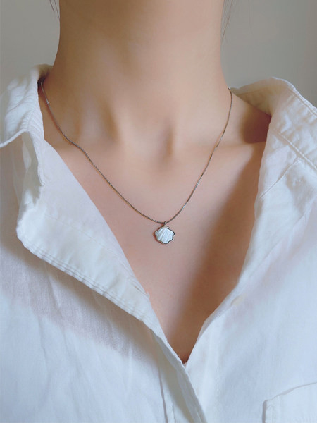 Λεπτό κολιέ με μενταγιόν σε ασημί χρώμα