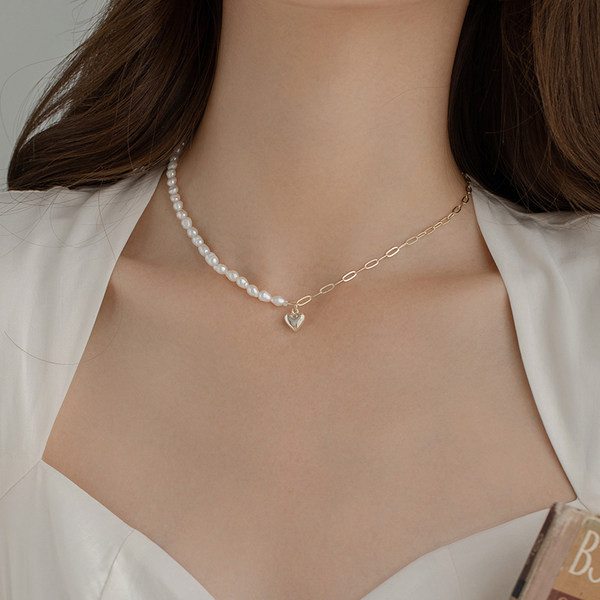 Κομψό κολιέ με πέρλες και μενταγιόν