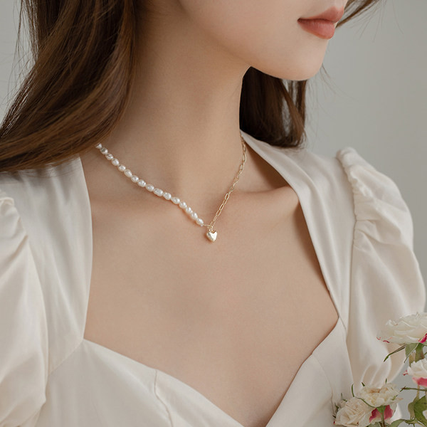 Κομψό κολιέ με πέρλες και μενταγιόν