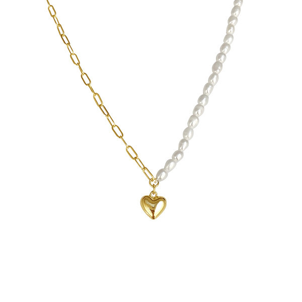 Κομψό κολιέ με πέρλες και μενταγιόν