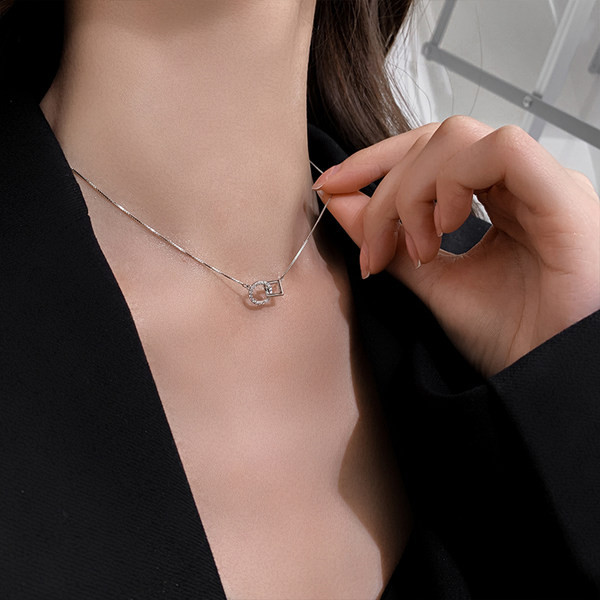 Ženska ogrlica srebrne boje