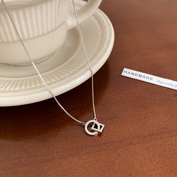 Ženska ogrlica srebrne boje