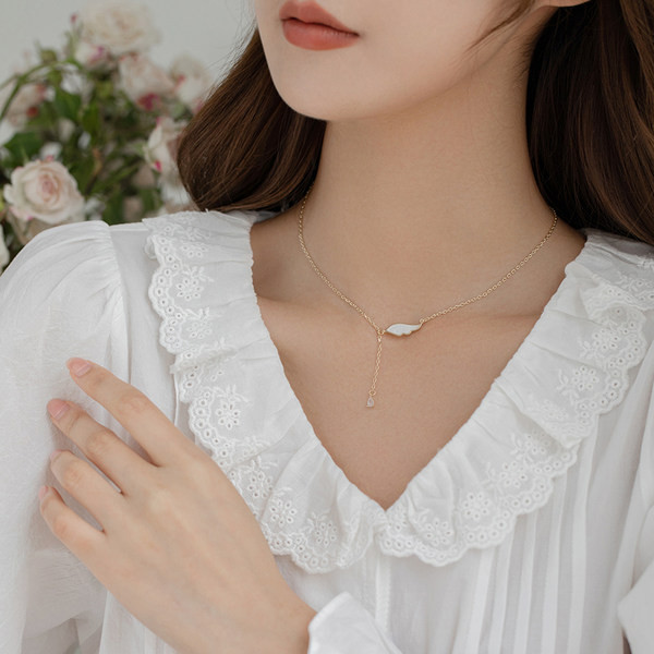 Γυναικείο κολιέ σε χρυσό χρώμα με διακοσμητική πέτρα