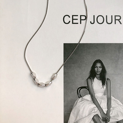 Γυναικείο κολιέ σε ασημί χρώμα