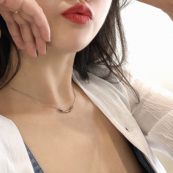 Γυναικείο κολιέ σε ασημί χρώμα