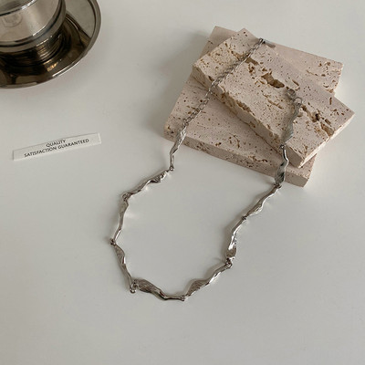 Γυναικείο κολιέ σε ασημί χρώμα