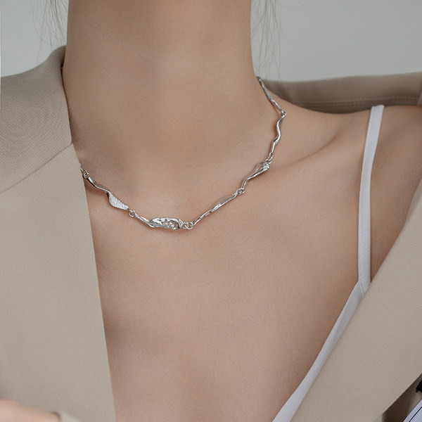 Γυναικείο κολιέ σε ασημί χρώμα