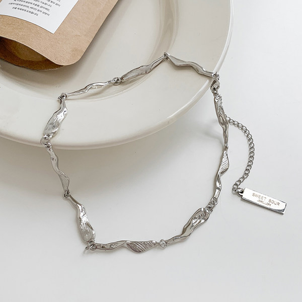 Γυναικείο κολιέ σε ασημί χρώμα