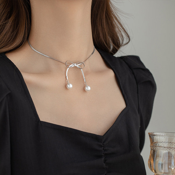 Γυναικείο κολιέ με πέρλες και κορδέλα