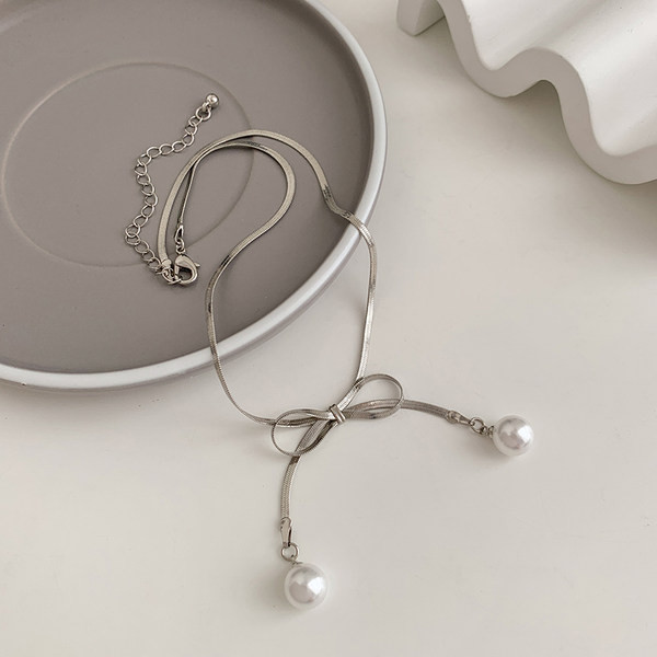 Γυναικείο κολιέ με πέρλες και κορδέλα