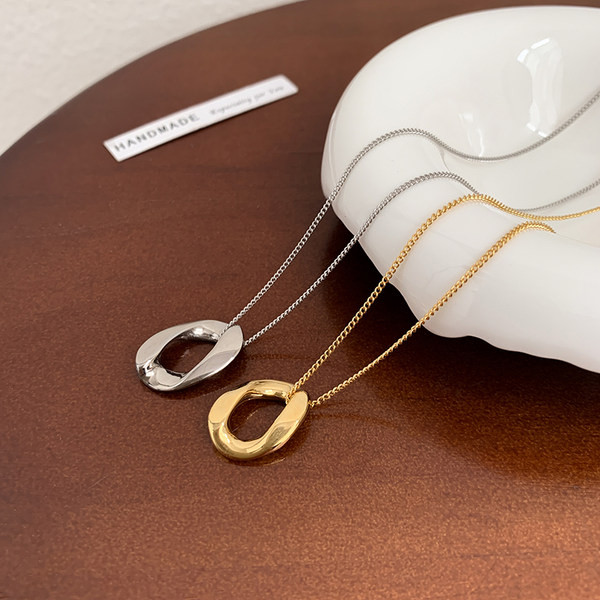 Γυναικεία λεπτή αλυσίδα με μενταγιόν