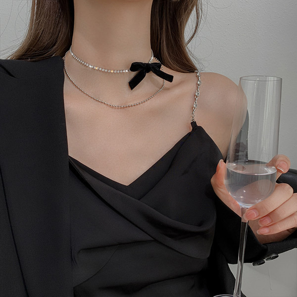 Κομψό γυναικείο κολιέ με κορδέλα και πέτρες