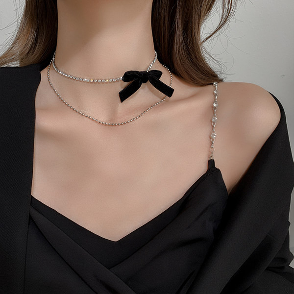 Κομψό γυναικείο κολιέ με κορδέλα και πέτρες