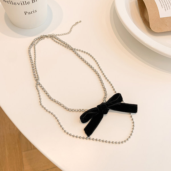 Κομψό γυναικείο κολιέ με κορδέλα και πέτρες