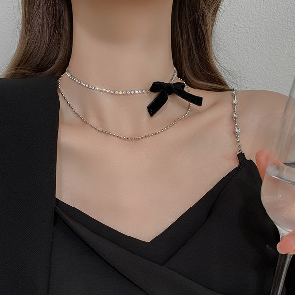 Κομψό γυναικείο κολιέ με κορδέλα και πέτρες