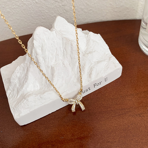 Λεπτό κολιέ με κορδέλα και διακοσμητικές πέτρες για γυναίκες