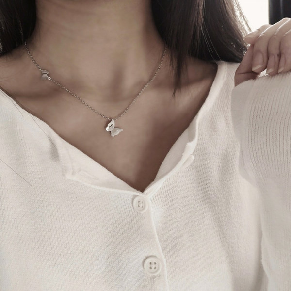 Γυναικείο κολιέ με πεταλούδες σε ασημί χρώμα