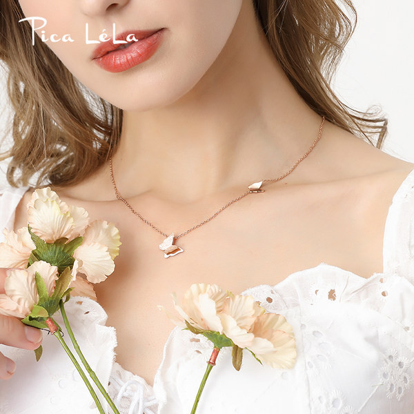 Γυναικείο κολιέ με πεταλούδες σε ασημί χρώμα