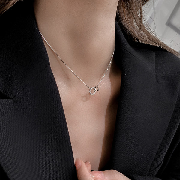 Γυναικείο κολιέ με στρογγυλό μενταγιόν 