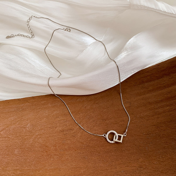 Γυναικείο κολιέ με στρογγυλό μενταγιόν 