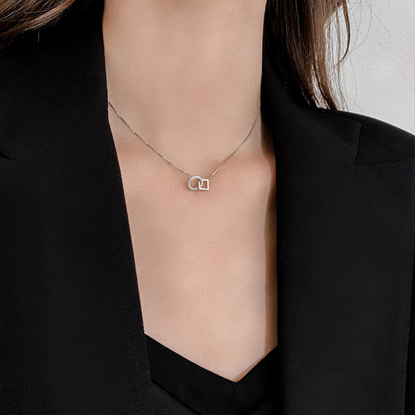 Γυναικείο κολιέ με στρογγυλό μενταγιόν 