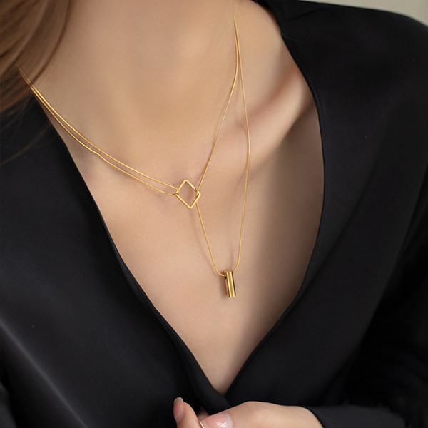 Γυναικείο κολιέ σε χρυσό χρώμα και μενταγιόν