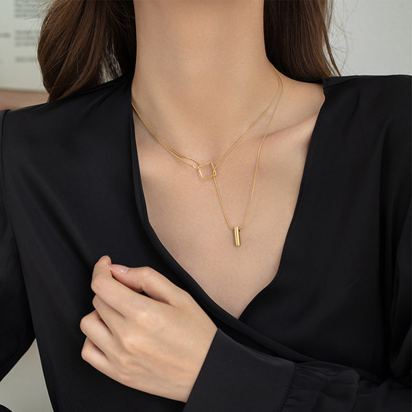 Γυναικείο κολιέ σε χρυσό χρώμα και μενταγιόν