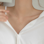 Απλό μοντέλο κολιέ για γυναίκες