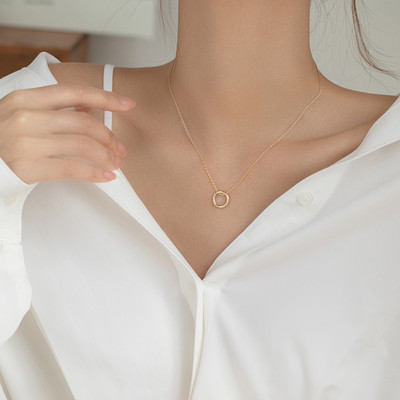 Απλό μοντέλο κολιέ για γυναίκες