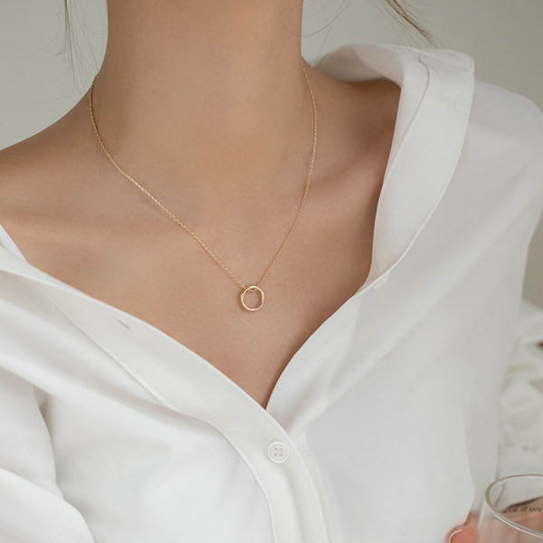 Απλό μοντέλο κολιέ για γυναίκες