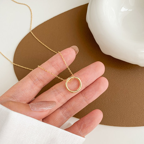 Απλό μοντέλο κολιέ για γυναίκες