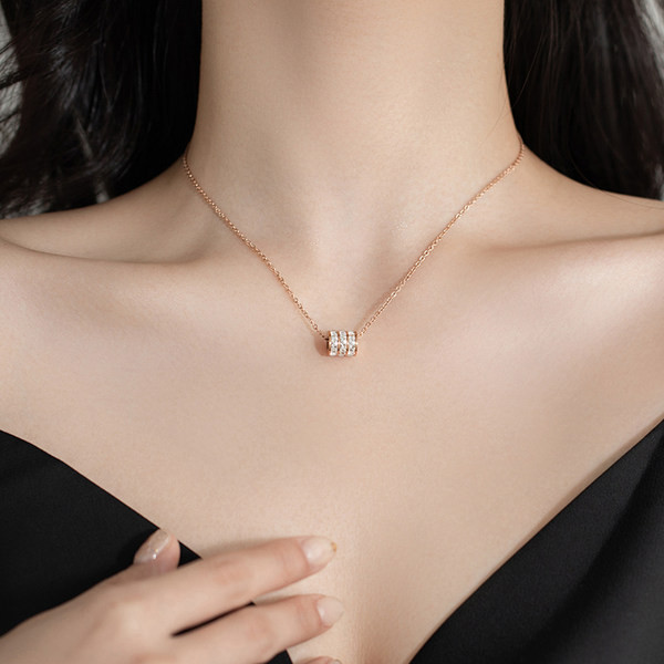 Ženski lančić s kamenčićima i privjeskom