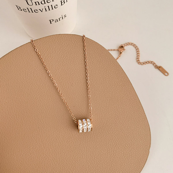 Ženski lančić s kamenčićima i privjeskom