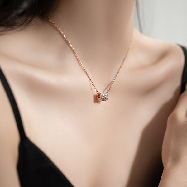 Ženski lančić s kamenčićima i privjeskom