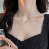 Μοντέρνο γυναικείο κολιέ με πέρλες και μενταγιόν πεταλούδα