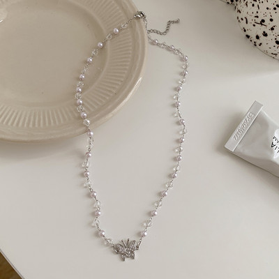 Μοντέρνο γυναικείο κολιέ με πέρλες και μενταγιόν πεταλούδα