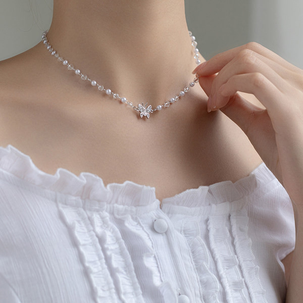Μοντέρνο γυναικείο κολιέ με πέρλες και μενταγιόν πεταλούδα